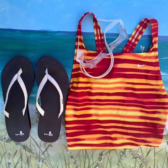 - SOLD - Nike Swim Suit Women’s Size Small - Picture 2 of 8